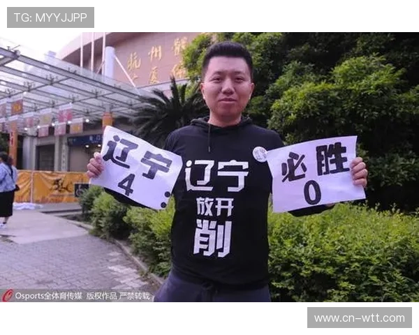 球迷场外抗议欧足联赛程安排,高举“保护球员健康”标语 球迷场外抗议欧足联赛程安排,高举“保护球员健康”标语